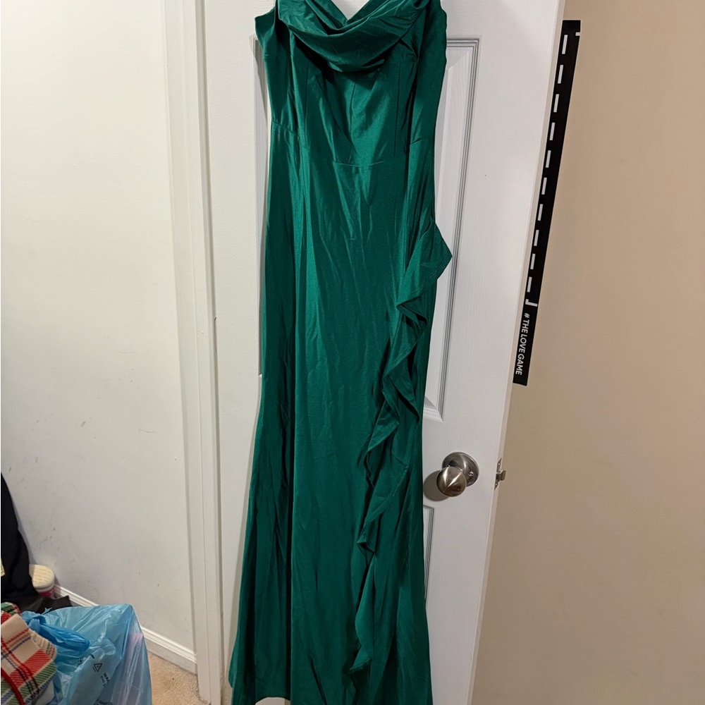 Chic Green Formal Dress with Ruffle Detail